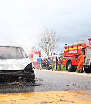 Carro pega fogo após motorista abastecer em posto de combustíveis 