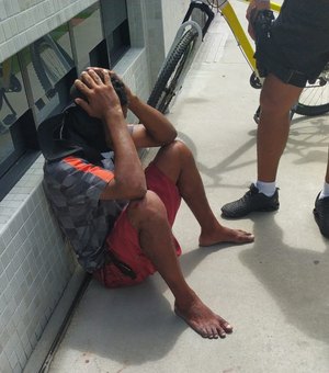Homem suspeito de assaltar mulher é preso no bairro da Ponta Verde