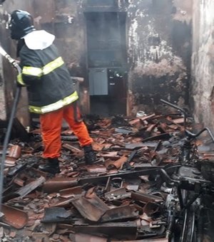 Mulher e criança escapam de incêndio que destruiu casa no Sertão