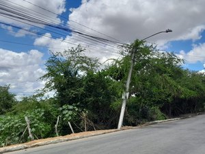 Poste inclinado em beira de rua assusta moradores e motoristas no bairro São Luiz I