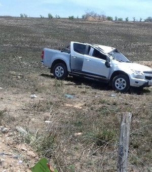 Veículo sobra em curva e capota em Sítio de Arapiraca