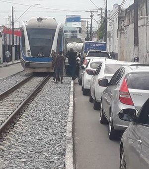 Carreta quebra em trilhos de VLT e causa congestionamento em Maceió 