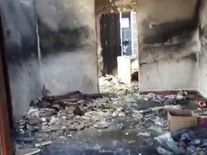Família perde os bens após incêndio em residência