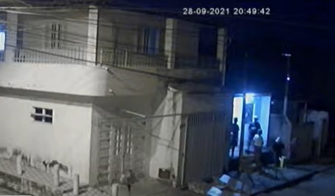 Câmeras de segurança flagram assalto a moradores do jacintinho