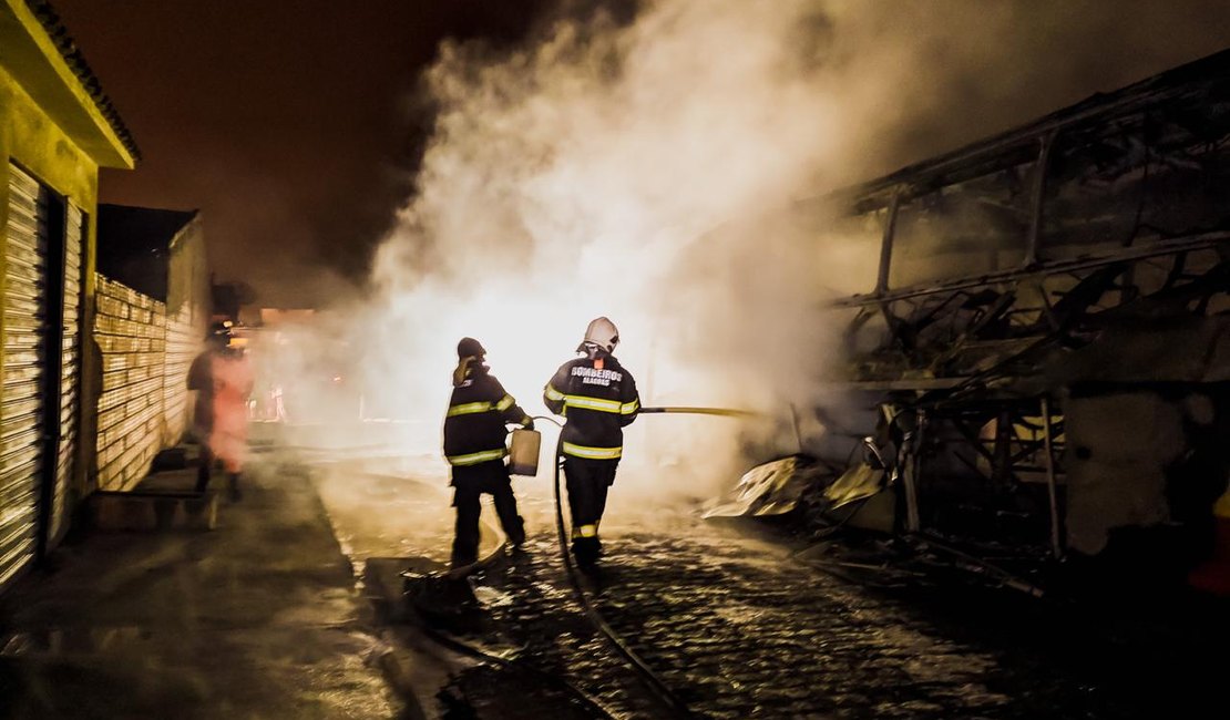 Ônibus é destruído por incêndio em São José da Tapera