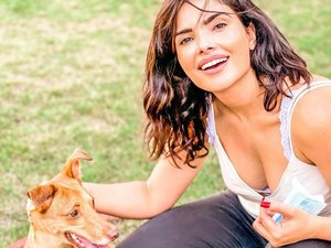 Vanessa Giácomo adota cadela vítima de maus tratos