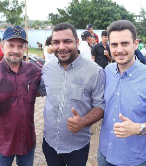 Reeleição de deputados é comemorada por pré-candidato a prefeito de Penedo