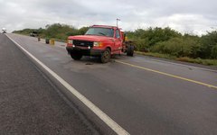 Acidente entre van e caminhão deixa duas pessoas presas as ferragens, em Delmiro Gouveia