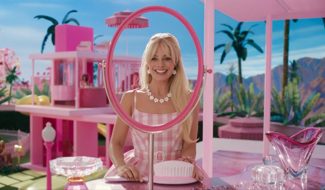 Barbie aposta no humor e na ironia pura enquanto critica o ‘mundo real’