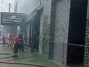 Bombeiros são acionados para um incêndio em um estabelecimento comercial