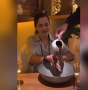 Restaurante que serve chocolate derretido nas mãos viraliza e acaba ridicularizado nas redes