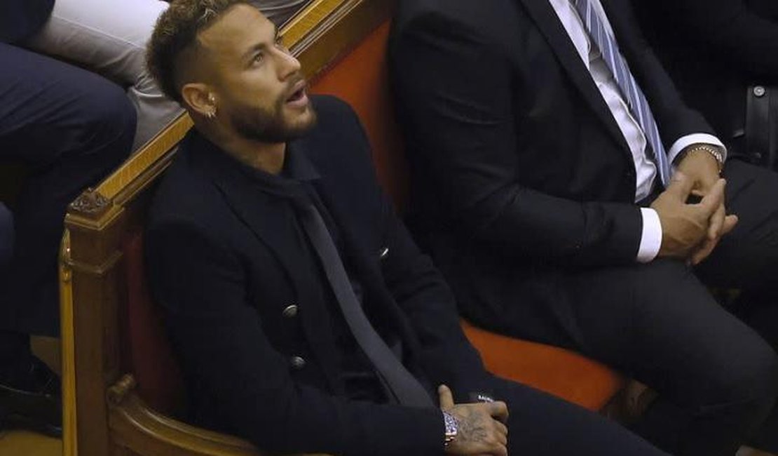 Neymar enfrenta julgamento a um mês da Copa do Mundo