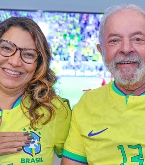 Lula assiste à estreia do Brasil na Copa do Mundo com camisa da seleção