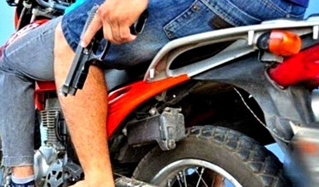 Dupla armada anuncia assalto e rouba motocicleta e celular, em Arapiraca