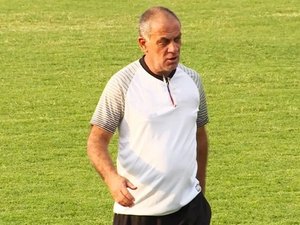 ASA: Técnico Celso Teixeira se envolve em confusão e tenta agredir filho de preparador de goleiros do clube