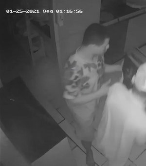 Dois homens invadem pizzaria e roubam TV, celulares e dinheiro