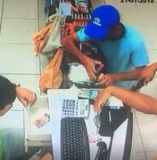 Homens armados rendem funcionário de farmácia e levam todo dinheiro do caixa