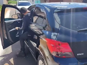 [Vídeo] Polícia Civil prende homem em Arapiraca com carro roubado e placa clonada