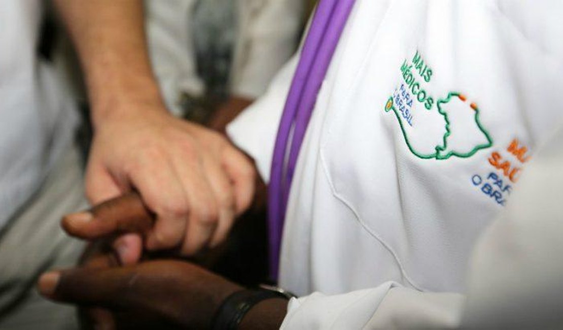 Bolsonaro nega responsabilidade pelo fim da parceria com Cuba no Mais Médicos