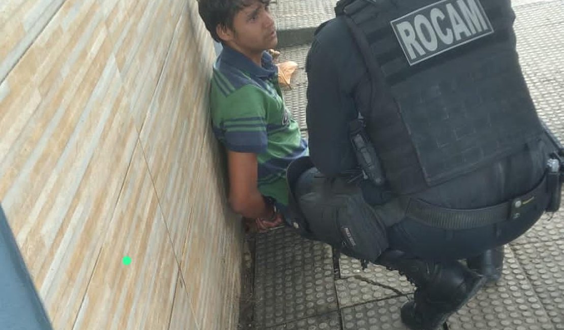 Policial à paisana prende suspeito de assaltar estudante e devolve celular à vítima em Arapiraca