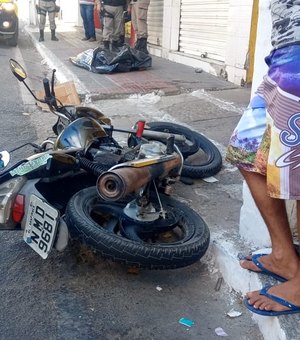 Acidente na Praça Marques de Silva, em Arapiraca, deixa uma pessoa morta e outra ferida