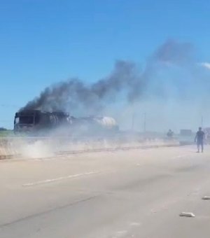 Caminhão-tanque pega fogo na rodovia BR-101 em São Miguel dos Campos