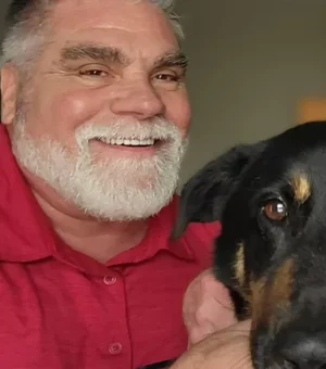 Cachorro devolvido a abrigo por 'parecer gay' é adotado por casal de homens