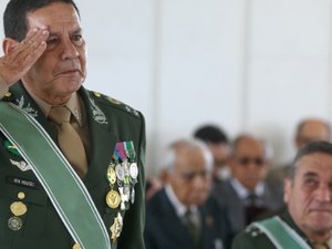 Casa só com 'mãe e avó' é 'fábrica de desajustados' para tráfico, diz Mourão