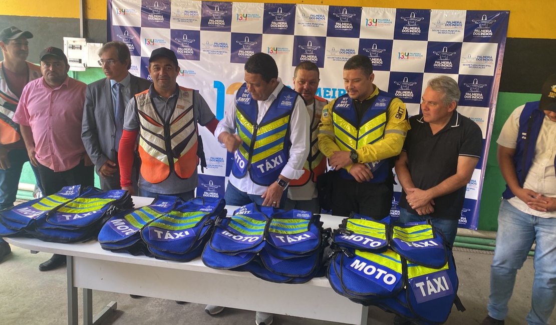 Mototáxistas de Palmeira recebem novos coletes da SMTT nesta quarta-feira (2)