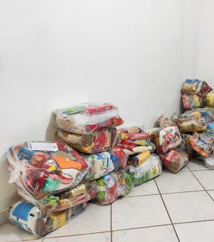 Prefeitura distribui cestas básicas para guias de turismo de Maceió