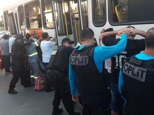 Polícia Civil realiza operação de abordagem em ônibus na capital