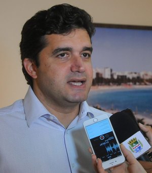 Prefeito e vice-prefeito recebem ministro para anúncio de novas moradias 