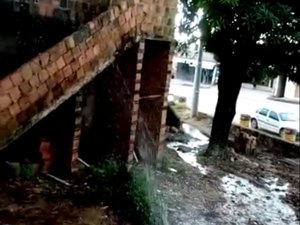 Cano quebrado desperdiça água potável em Maragogi