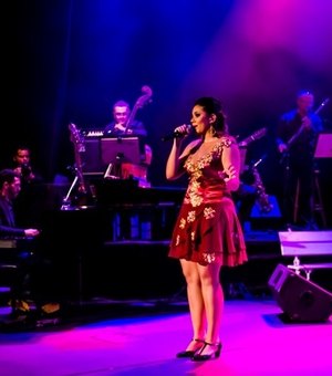 Lara Melo apresenta espetáculo 'Vertente' e canta MPB no Teatro de Arena nesta quinta-feira