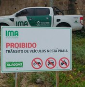 Fiscalização do IMA multa veículo por trafegar em faixa de areia na praia da Sereia