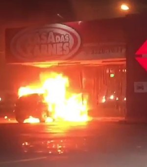 [Vídeo] Carro pega fogo na Avenida Fernandes Lima, em Maceió