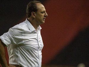 Após vitória do Flamengo, Ceni minimiza gols perdidos: 'O importante é criar chances'