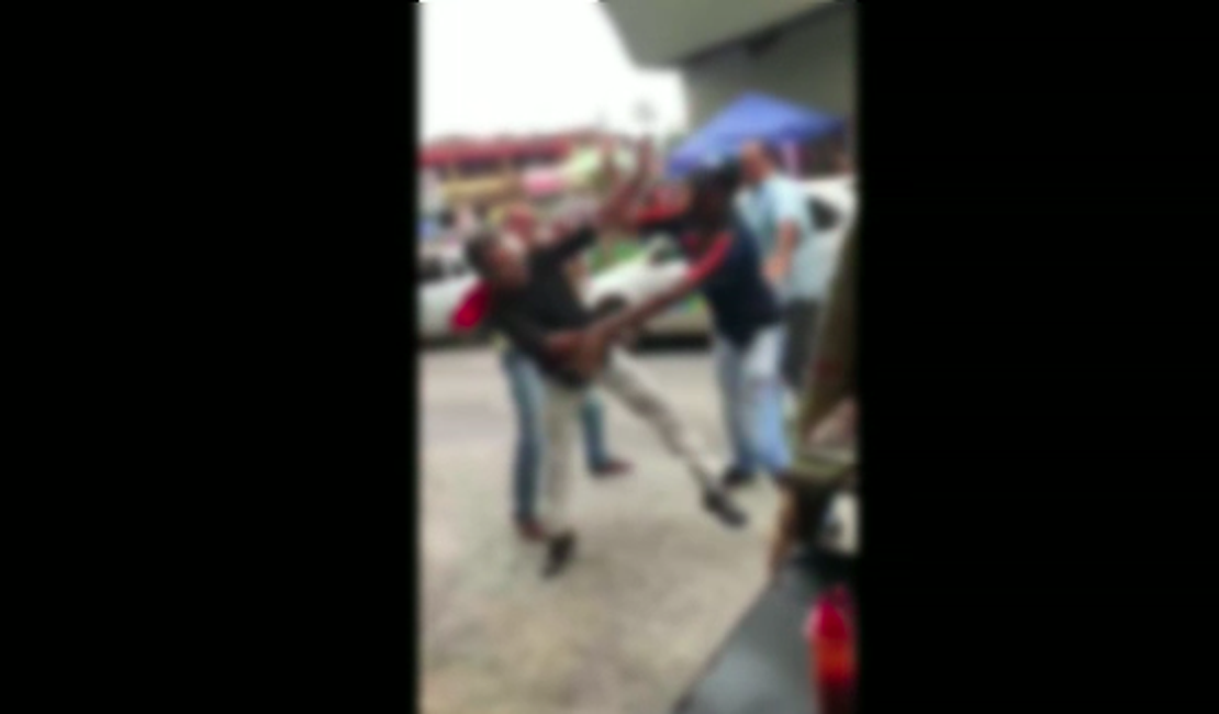 [Vídeo] Motoristas de táxi-lotação são flagrado brigando em ponto do Centro de Maceió