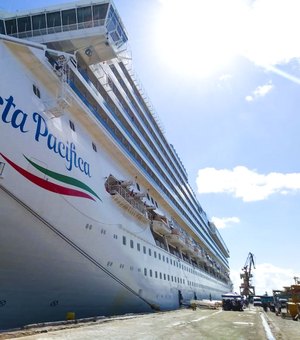 Navio Costa Pacifica traz mais de 3,8 mil turistas a Maceió