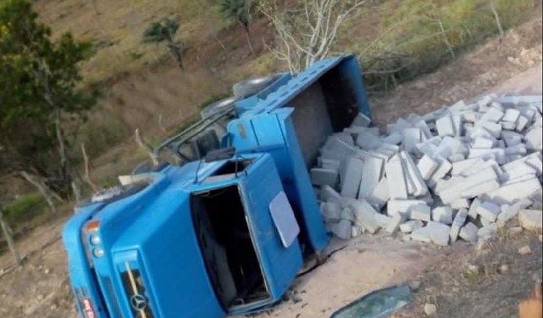 Caminhão tomba em Mata Grande e carga bloqueia acesso a povoado