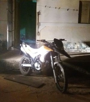 Dupla é presa com motocicleta roubada em residência
