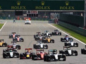 Em GP movimentado, Rosberg vence e Hamilton vai da última fila ao pódio