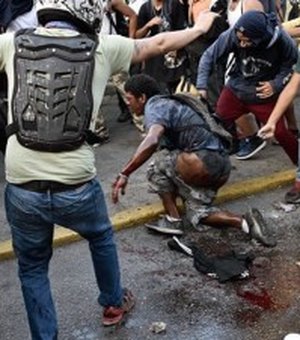 Morre jovem linchado e queimado vivo durante protesto na Venezuela