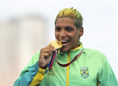 Comemoração de namorada de Ana Marcela com o ouro assusta vizinhança