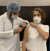 Drica Moraes vibra ao ser vacinada contra a covid: 'Viva a ciência!'