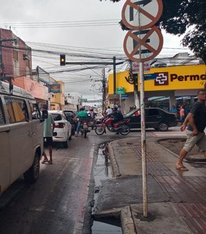 Semáforo do Cruzamento das Ruas Domingos Correia com Luiz Pereira no Centro de Arapiraca apresenta instabilidade