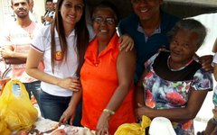 Fabiana Lira visitando feira livre durante campanha em Lagoa da Canoa 
