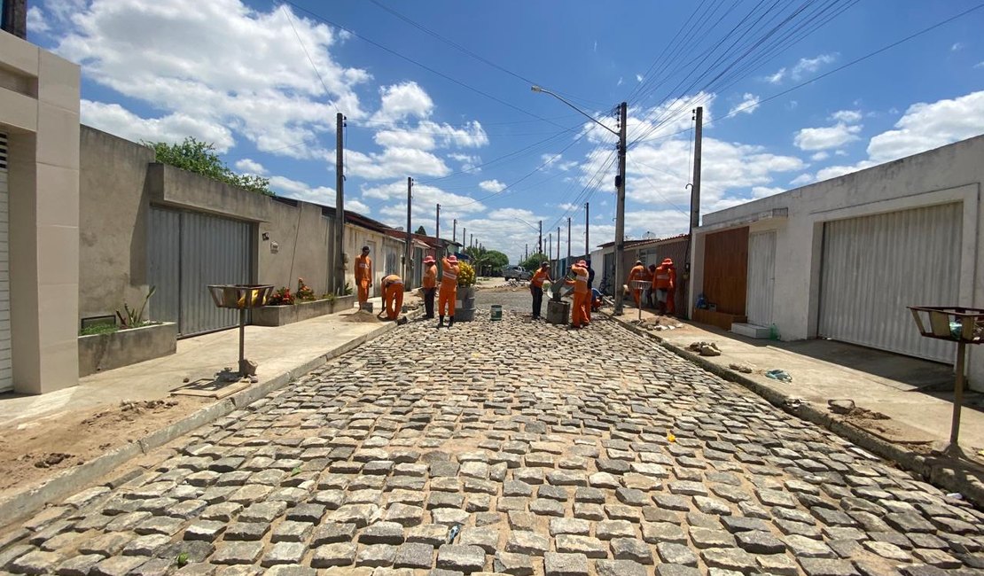 Prefeitura de Palmeira intensifica recuperação da pavimentação no Edval Gaia