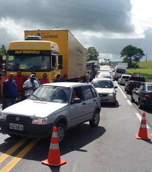 No sétimo dia de greve, caminhoneiros bloqueiam duas rodovias em Alagoas