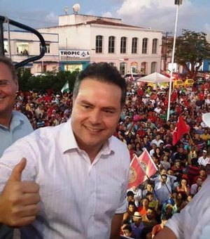 Lula elogia Renan Filho e destaca  'coragem' do governador de estar à espera dele 